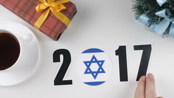 Illustrazione, nuovo anno, mano maschile cambia l'anno dal 2017 al 2018, bandiera israeliana, palla di cauntry . — Video Stock