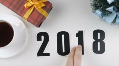 İllüstrasyon, yeni yıl, erkek el basamaklı bir kemiğe değiştirir..