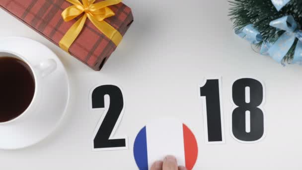 例证, 新年, 男性手放在桌上法国旗子, cauntry 球, 2018 — 图库视频影像