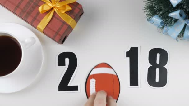 İllüstrasyon, yeni yıl, erkek elini masaya bir futbol 2018 — Stok video