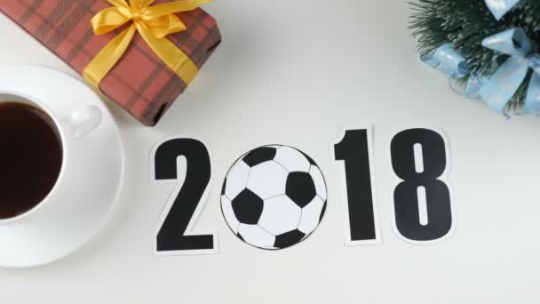 Ілюстрація, новий рік, чоловіча рука прибирає футбольний м'яч зі столу, 2018 — стокове відео