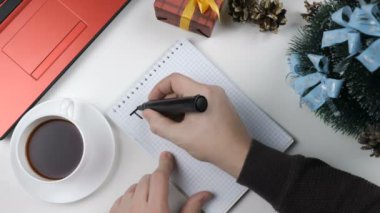 İllüstrasyon, yeni yıl, erkek eller bir defterde yazmak 2018 Trendler