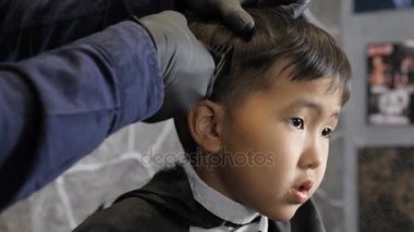 Kuaför siyah eldiven tıraş Asyalı çocuk viski 60 fps