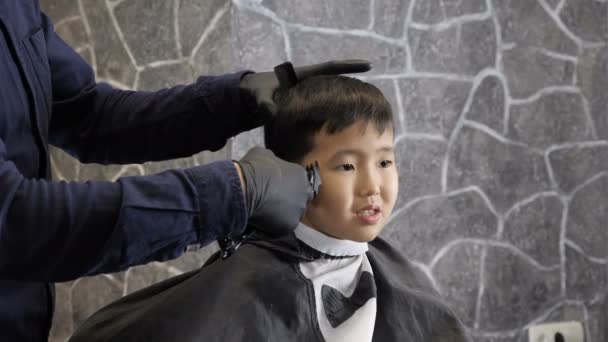 Barber shaves Asian child whiskey 60 fps — Stock Video