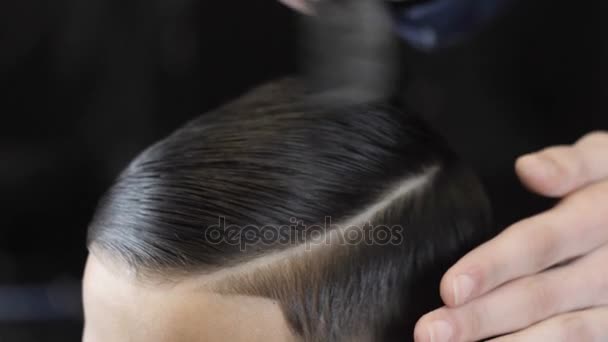 Barber en gants noirs fait une coiffure pour un enfant asiatique, mouvements finaux 60 fps — Video