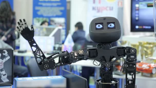 KYIV, UCRANIA - 21 de octubre de 2017 Divertido robot lindo agitando su mano, gesto de saludo . — Vídeos de Stock