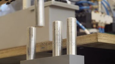 Robot el metal sütun masanın üzerine koyar.