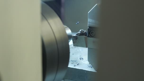 Drehmaschine in Betrieb, die ein Metallteil schneidet. Schneiden und Verarbeiten von Eisen. — Stockvideo