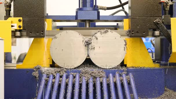 Proceso de corte de mecanizado de metal industrial de detalle en blanco por sierra eléctrica mecánica, fabricación . — Vídeos de Stock