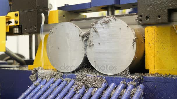 Proceso de corte de mecanizado de metal industrial de detalle en blanco por sierra eléctrica mecánica, fabricación — Vídeos de Stock