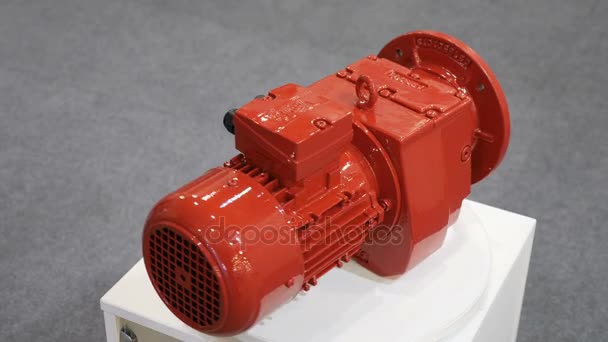 Motor eléctrico rojo y brillante funcionando en la plataforma — Vídeos de Stock