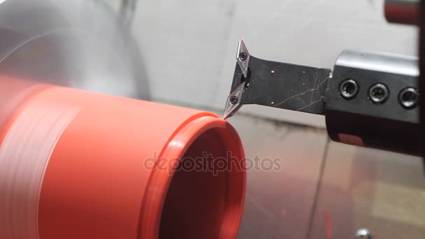 Tour en fonctionnement, coupe d'une pièce en plastique. Découpe et traitement du plastique .