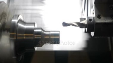 Metal bir parça kesme işleminde, Torna. Kesme ve işleme demir