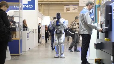 Kiev, Ukrayna - 21 Ekim 2017 komik, sevimli robot dans show fuarında