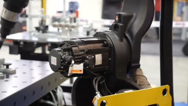 Motor eléctrico del brazo robótico en movimiento, vista de cerca . — Vídeo de stock