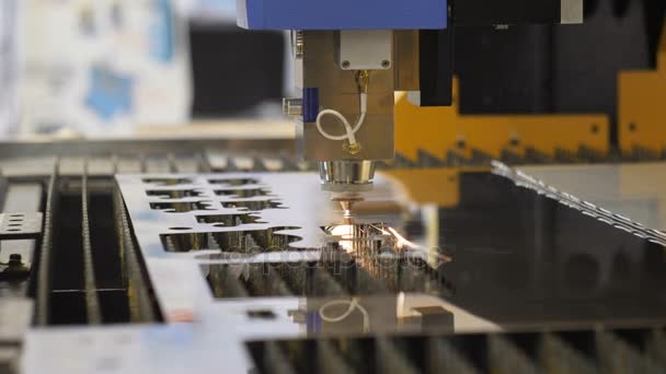 Blech schneiden. Automatisierung des Prozesses. Teile aus Metall ausschneiden. — Stockvideo