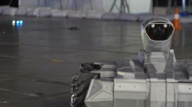 Kiev, Ukrayna - 21 Ekim 2017 Robot uzaktan kumanda araba sürmek bir yolda.