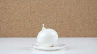 Soğan, erkek el kalori miktarını kalori sayısını bir plaka üzerinde bir soğan koyar.