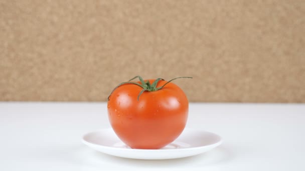 Cantidad de calorías en el tomate, mano masculina pone un plato con el número de calorías en un tomate — Vídeos de Stock