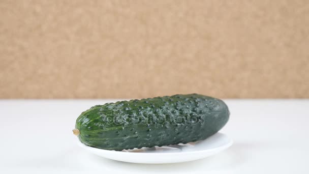 Cantidad de calorías en pepino, mano masculina pone un plato con el número de calorías en un pepino — Vídeos de Stock