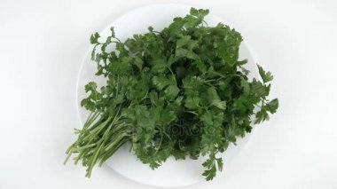 Maydanoz, erkek el kalori miktarı bir plaka ile kalori sayısını vurdu bir maydanoz üzerinde üst koyar.