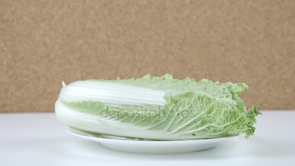 Скільки калорій в китайської капусти, чоловічої руки ставить тарілку і кількість калорій на китайської капусти — стокове відео