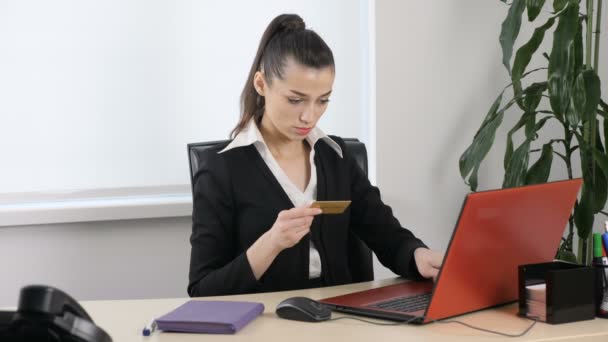 Joven chica atractiva entra en los datos de la tarjeta de crédito en el ordenador portátil para la compra en línea 60 fps — Vídeo de stock