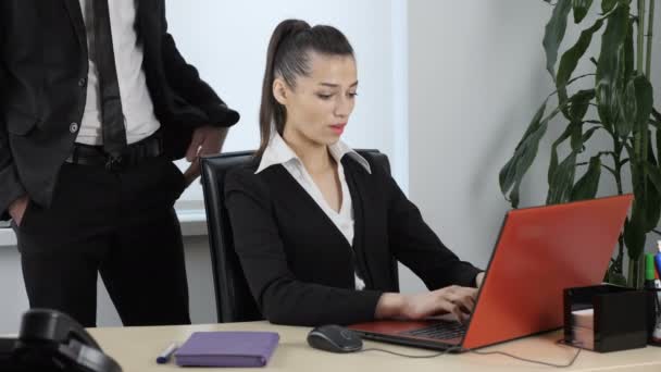 Harcèlement sexuel au bureau, le patron flirte avec la secrétaire, touche ses cheveux 60 fps — Video