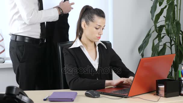 Sexual harassment in the office, the boss flirted with the secretary, put his jacket on her shoulders 60 fps — Stock Video