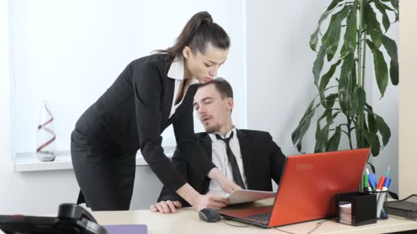 Harcèlement sexuel au bureau, le patron flirte avec la secrétaire, le patron regarde la figure de ses mariés 60 fps — Video