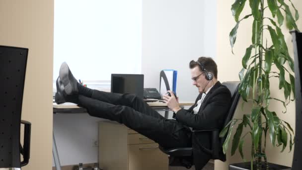 Young man in pak, zittend op een stoel in kantoor en schudden Magic Eight Ball en een negatief antwoord ontvangt 60 fps — Stockvideo