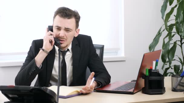 Homme d'affaires ennuyé en costume termine appel et se lève de la table, laisse cadre 60 fps — Video