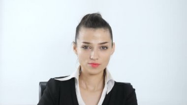 Genç, güzel kız kameraya ciddi bir yüz ile beyaz arka plan 60 fps