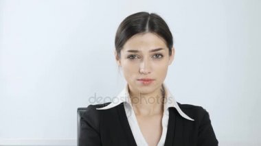 Arka plan beyaz bir lanet işaret gösteren genç güzel kız 60 fps