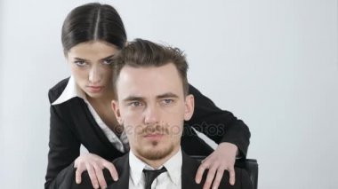 Taciz. Okul müdiresi elbiseli bir omuz onun alt 60 fps için masaj yapar