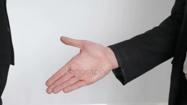 Genç bir adam ve bir kız elbiseli el sıkışın. Dişi ve erkek el eller. 60 fps kadar kapatın