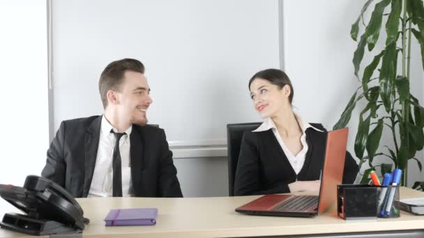 Une jeune femme en costume fait un cadeau à son employé. Employés de bureau, cour, soins 60 fps — Video