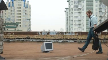 Güçlü delikanlı balyozla monitör yaklaşıyor ve bunu parçalamak hazırlar. Çekiç, yarasa, şiddet, nefret, anarşi, yıkım. 60 fps