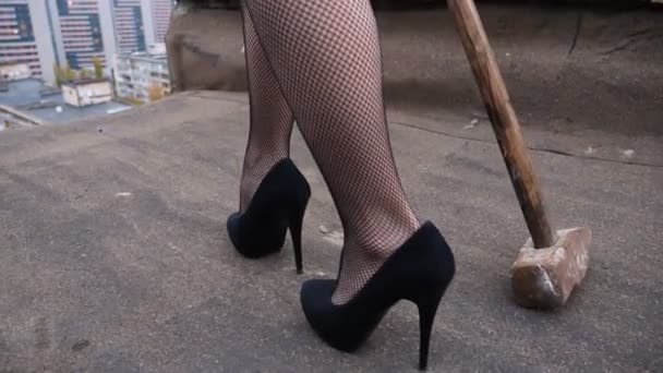 Sexy kobiety obcasie buty przejdź do krawędzi dachu i ciągnąć sanki za nimi 60 fps — Wideo stockowe