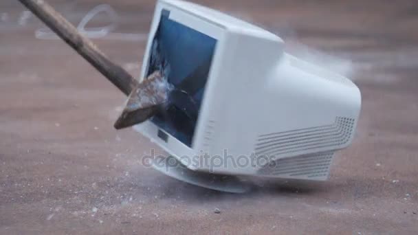 Huge sledgehammer smashes an old glass monitor 60 fps — Stock Video