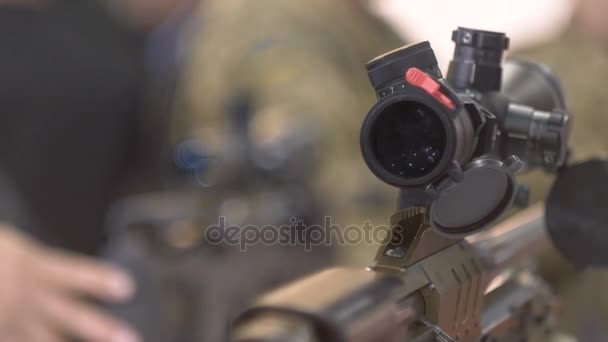 Две снайперские винтовки, смена фокуса, оптический прицел, боке 60 кадров в секунду — стоковое видео