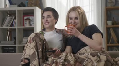 Schattig lesbische paren zoenen