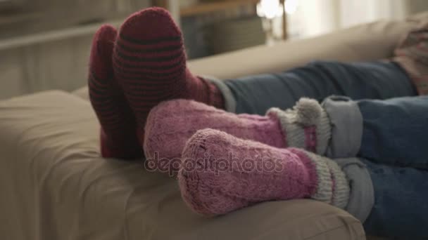 Close-up of female legs in woolen socks, coziness, care, kindness, warmth, affection 60 fps — Stock Video