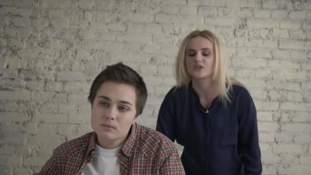Twee jonge lesbische meisjes ruzie, misverstand, conflict, schandaal, verdriet, jong gezin, blonde gillend op haar partner, negeren van 60 beelden per seconde — Stockvideo