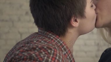 İki genç sevimli lezbiyen kız sarılma ve tutkuyla öpüşme, sevimli, aşık, lgbt, kızlar, kucaklaşmak, hassasiyet, iki kadın ağız 60 fps öpüşme kapatın
