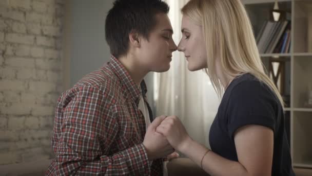 Två unga flickor lesbiska söt ser på varandra, näsa till näsa, röra näsor 60 fps — Stockvideo
