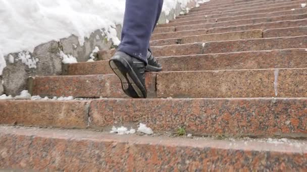 Pánské nohy běžet až žulové schodiště v zimě. Sport, kardio. Koncept zdravý život. 60 snímků za sekundu