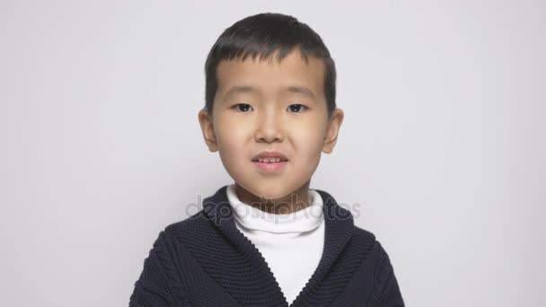 Bambino asiatico che cerca di mangiare cialde di lavaggio, ma una mano adulta lo ferma. Lavaggio cialde in polvere sfida, meme internet. 60 fps — Video Stock