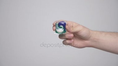 Güçlü el sıkar mans ve çamaşır tozu pod yok eder. Deterjanlar meydan okuma, internet meme bakla 60 fps