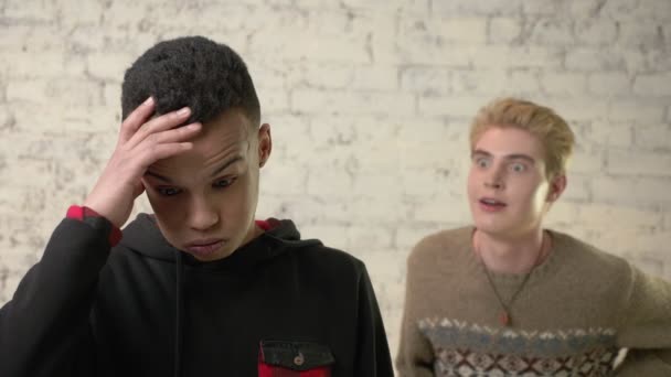 Deux jeunes garçons homosexuels se disputent, malentendus, conflits, scandale, chagrin, une jeune famille, gay américain aux cheveux courts criant sur son partenaire africain. 60 ips — Video